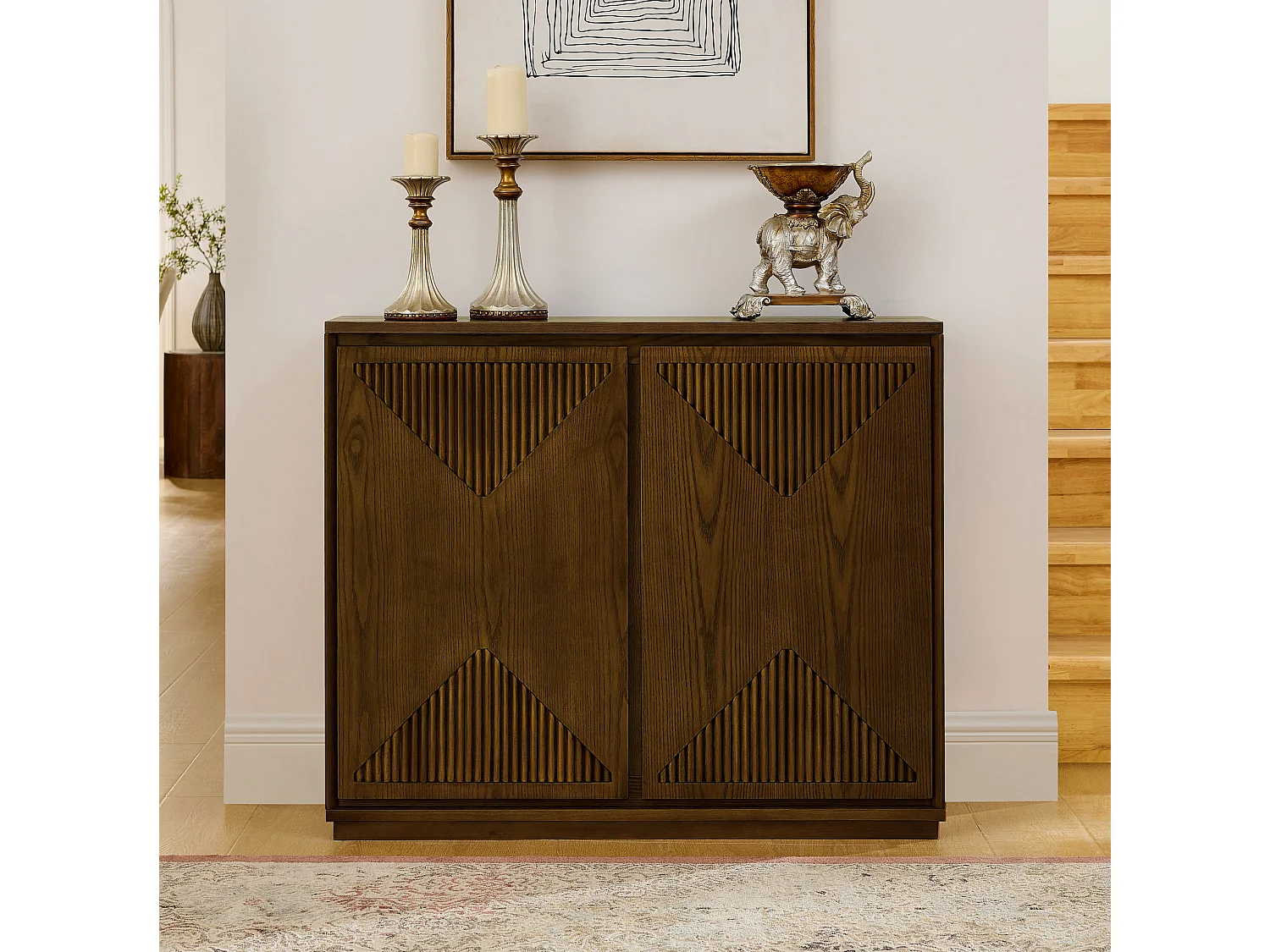 Buffet étroit brun avec 2 portes, au design V rainuré