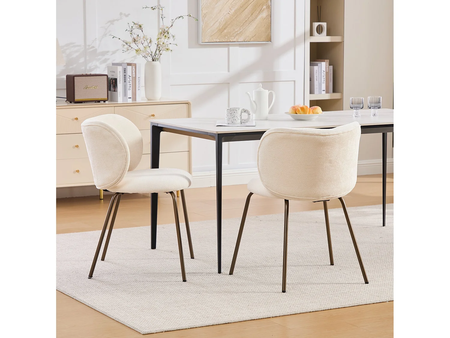 Lot de 2 chaises chenille crème, dossier courbé, pieds métal bronze, design moderne, salle à manger