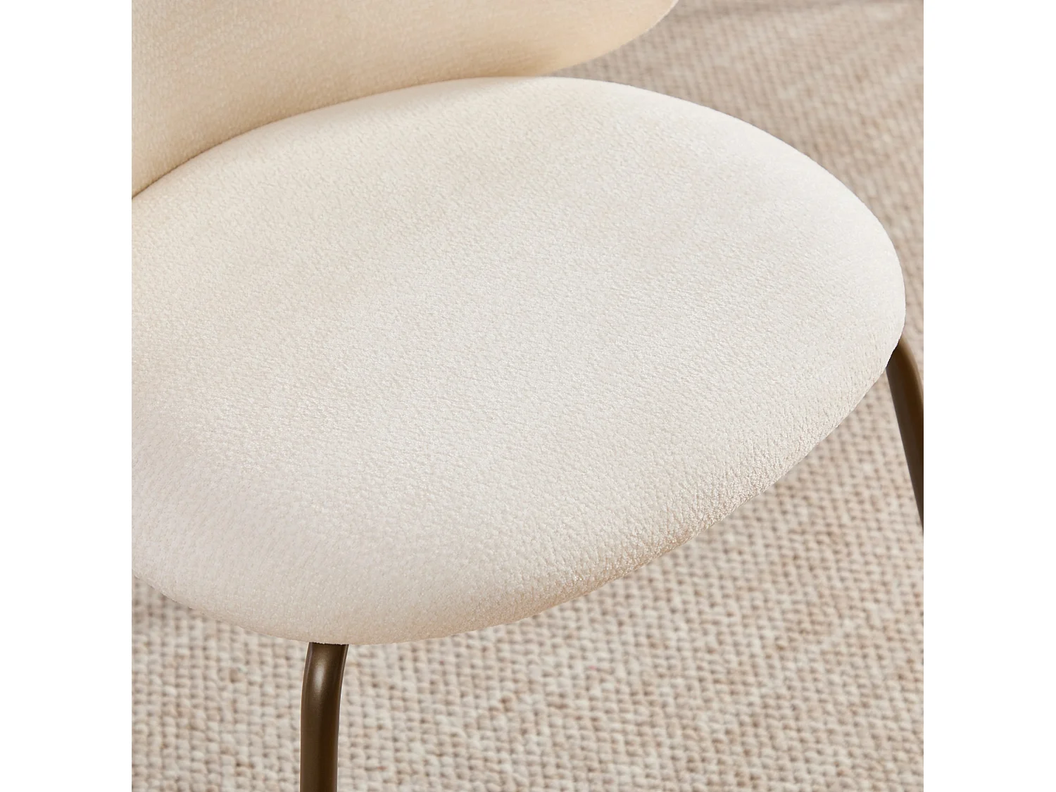 Lot de 2 chaises chenille crème, dossier courbé, pieds métal bronze, design moderne, salle à manger