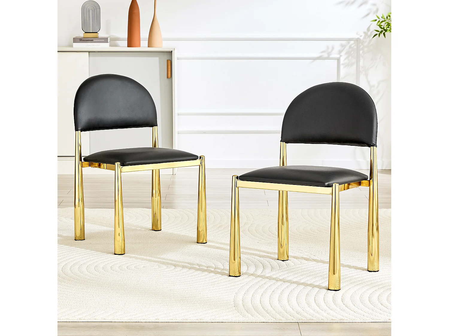 Set van 2 PU-stoelen met halfronde rugleuning en metalen poten – Zwart en goud