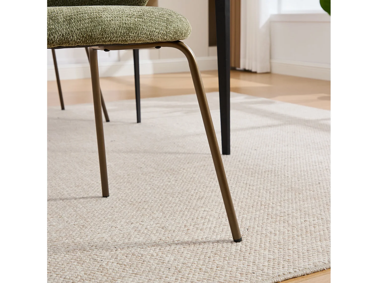 Lot de 2 chaises chenille vert, dossier courbé, pieds métal bronze, design moderne, salle à mange
