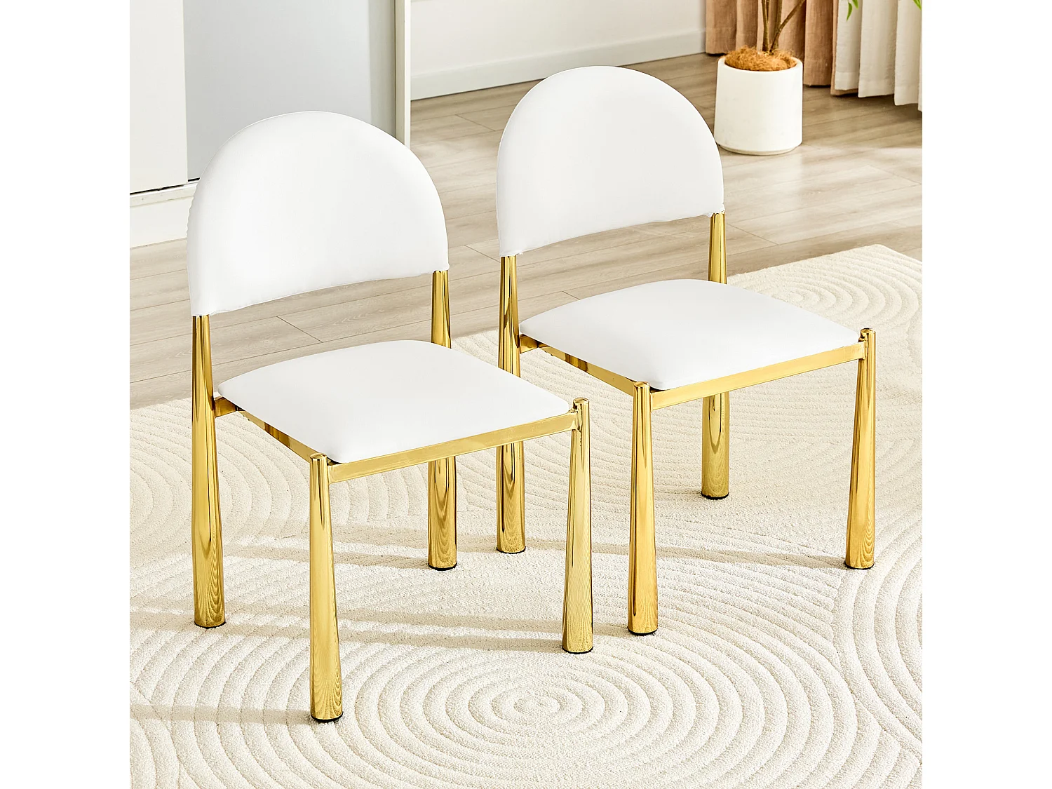 Set van 2 PU-stoelen met halfronde rugleuning en metalen poten – Wit en goud