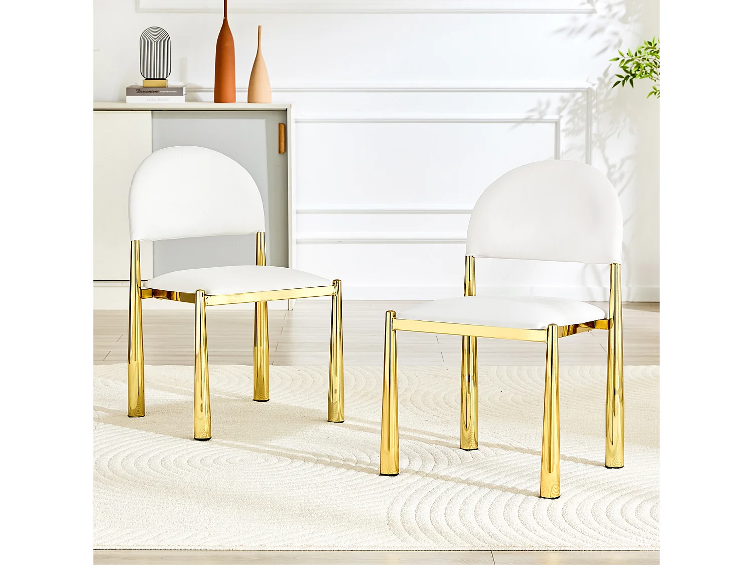 Set van 2 PU-stoelen met halfronde rugleuning en metalen poten – Wit en goud
