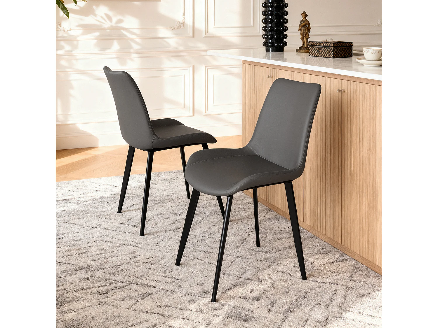 Lot de 4 chaises en PU gris avec pieds en acier noir