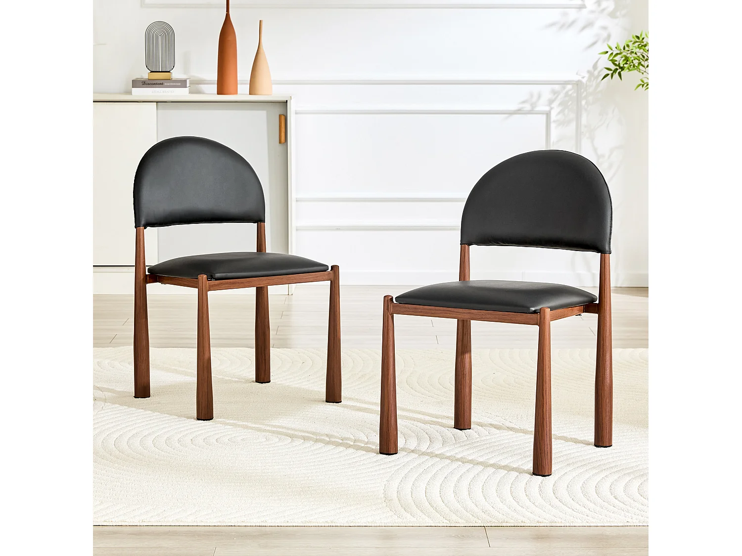 Set van 2 PU-stoelen met halfronde rugleuning en metalen poten met walnootafwerking – Zwart