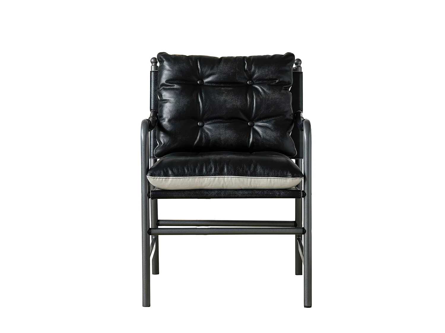 Sillón moderno de cuero negro con estructura metálica