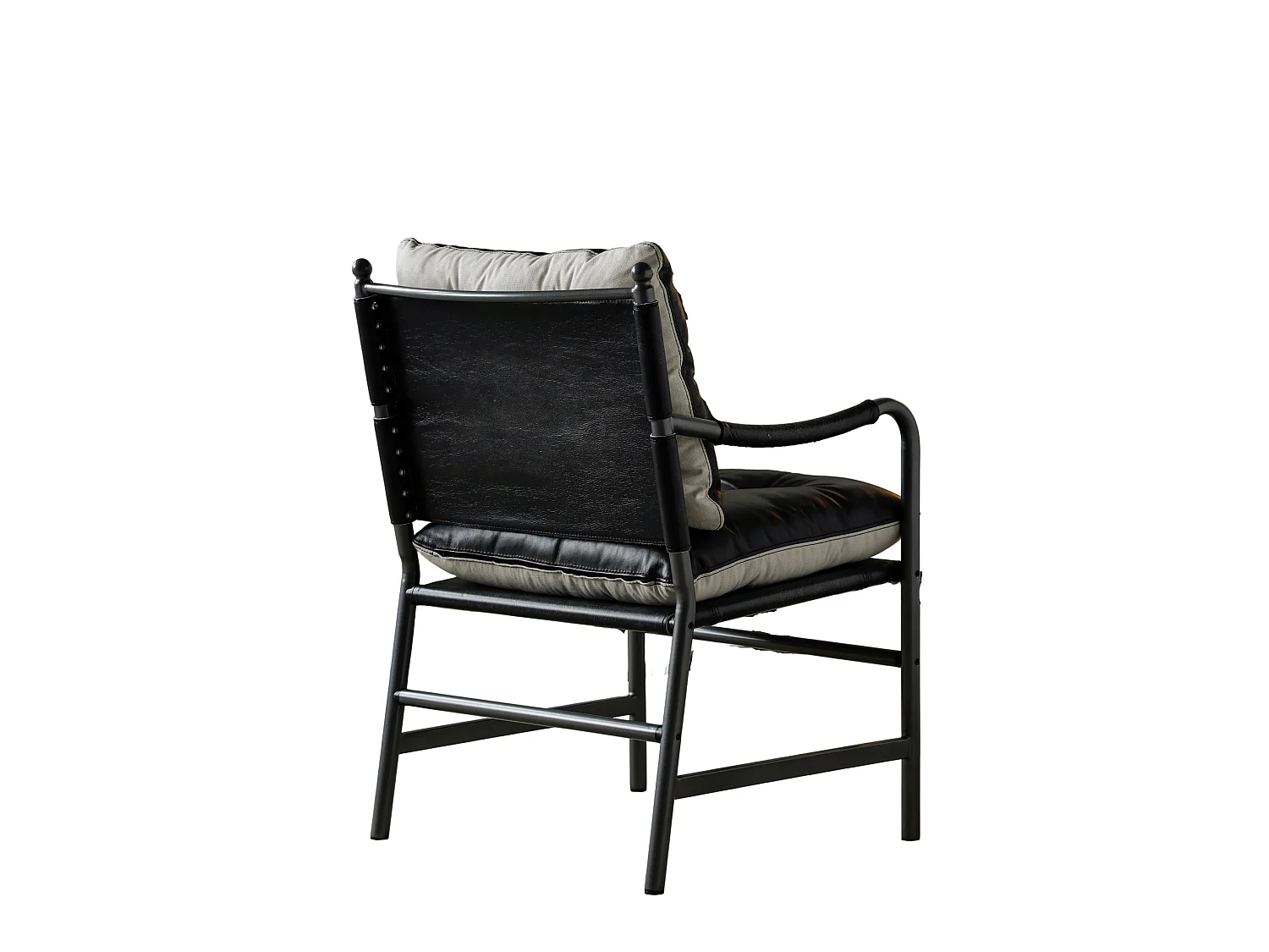 Sillón moderno de cuero negro con estructura metálica