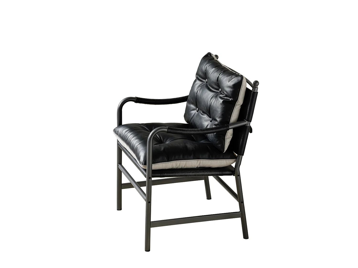 Sillón moderno de cuero negro con estructura metálica