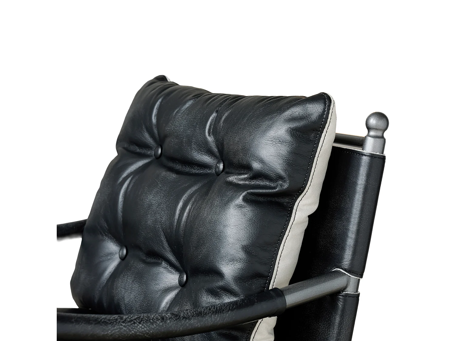 Sillón moderno de cuero negro con estructura metálica