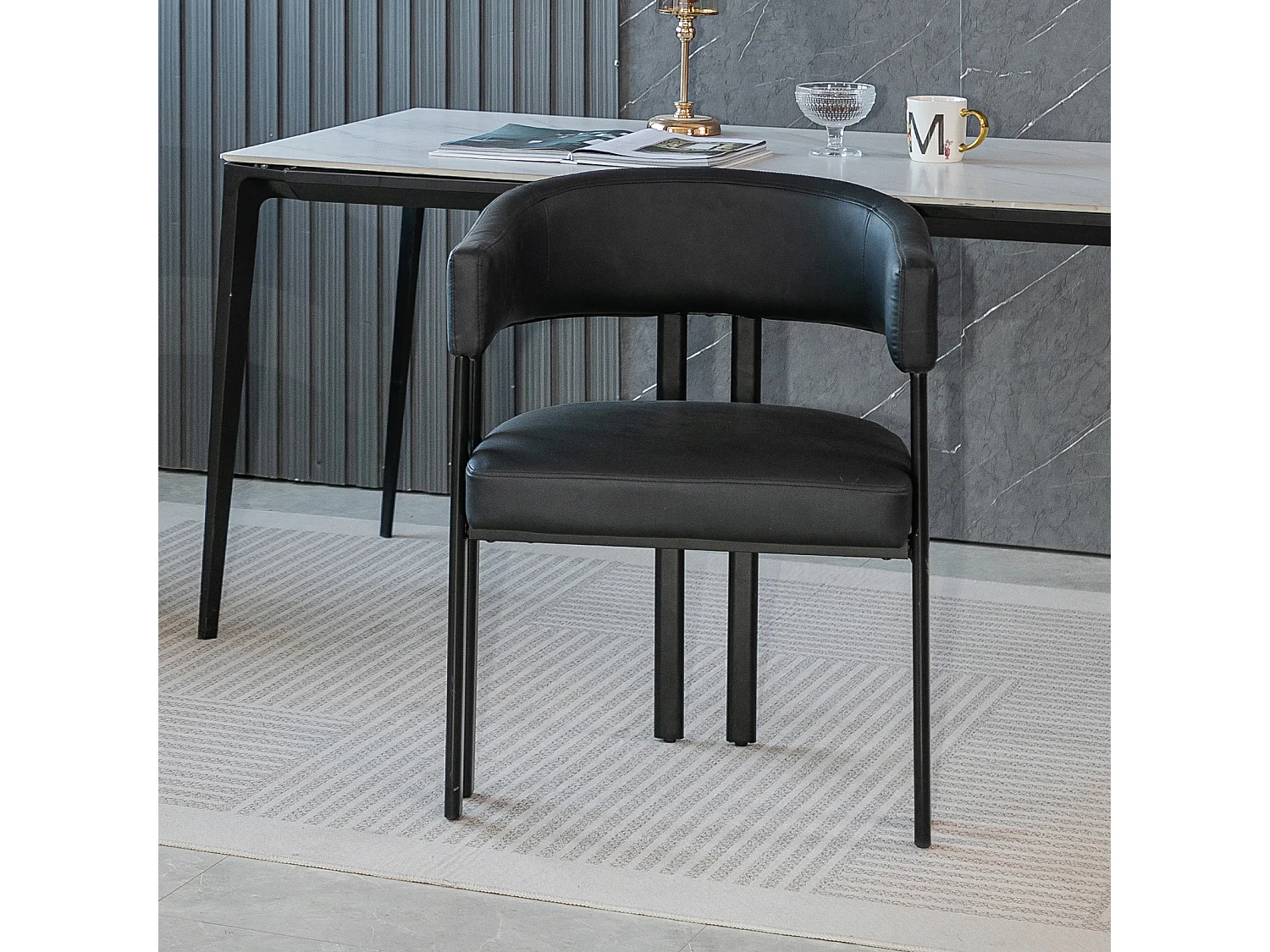 Fauteuil design noir en similicuir, dossier courbé, pieds métal, avec accoudoirs, bureau/salon