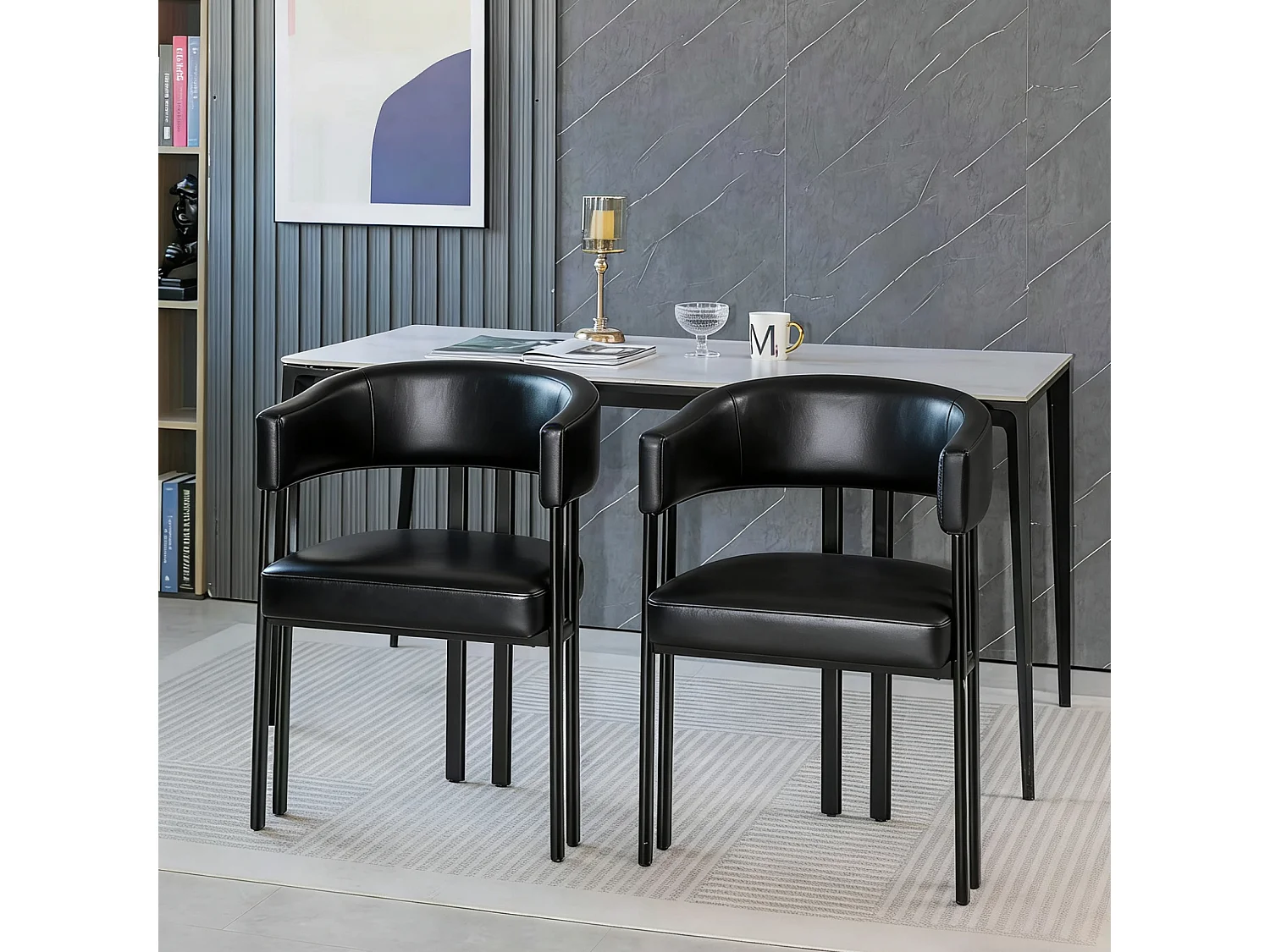 Fauteuil design noir en similicuir, dossier courbé, pieds métal, avec accoudoirs, bureau/salon