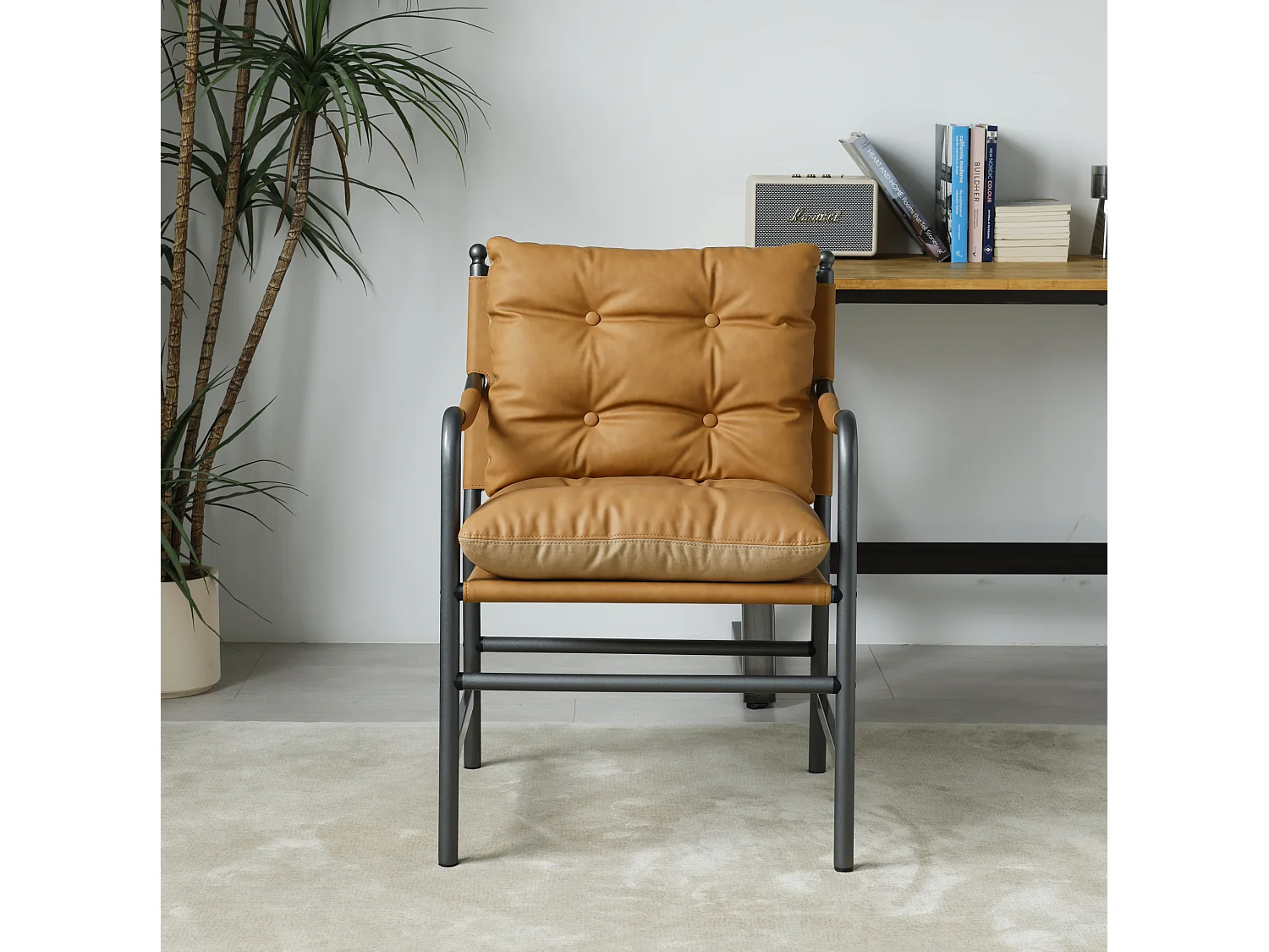 Sillón moderno de poliuretano marrón con estructura metálica