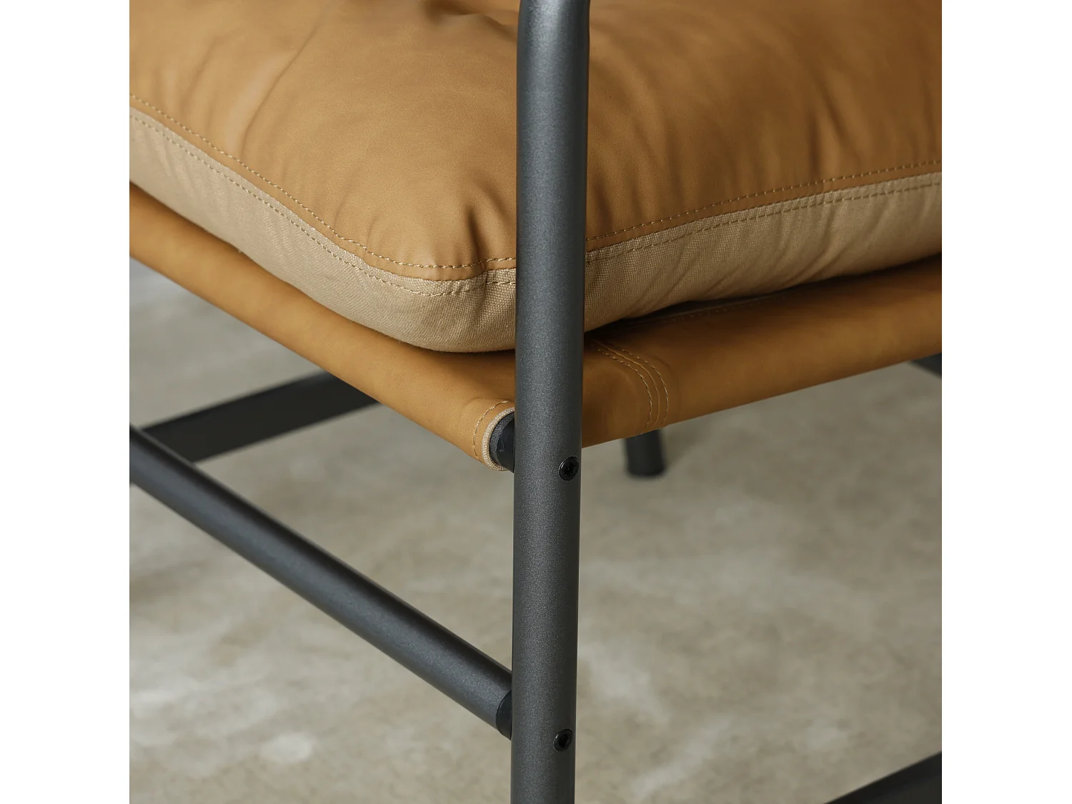 Sillón moderno de poliuretano marrón con estructura metálica