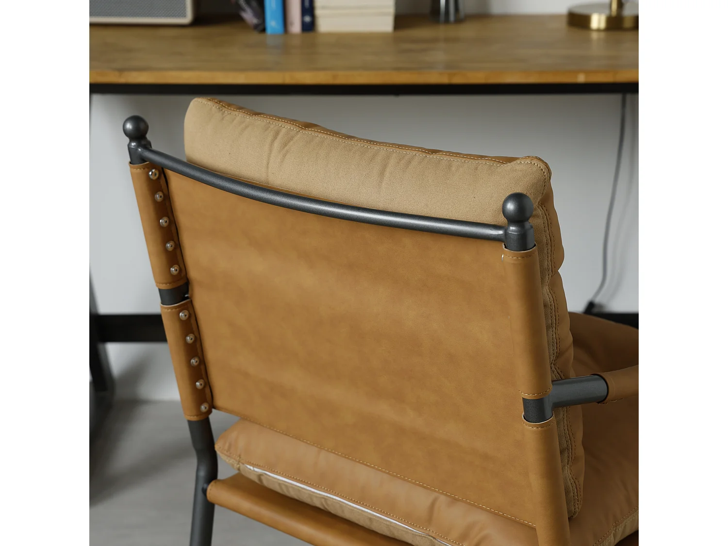 Sillón moderno de poliuretano marrón con estructura metálica