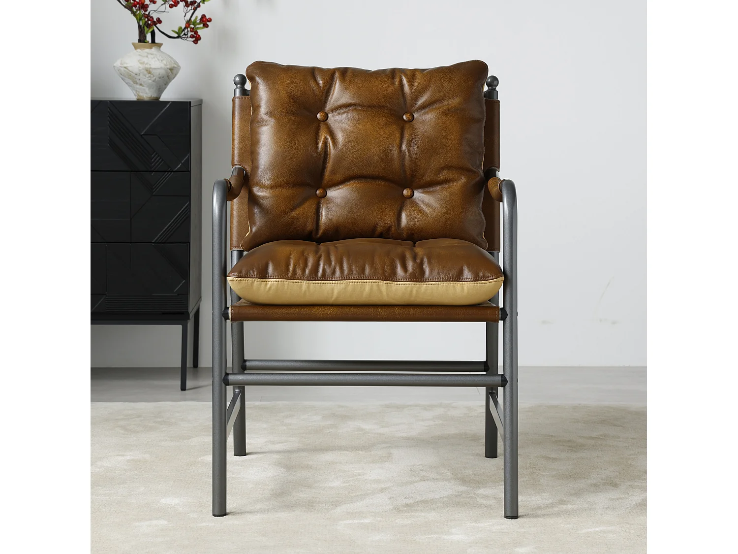 Sillón moderno de cuero marrón con estructura metálica