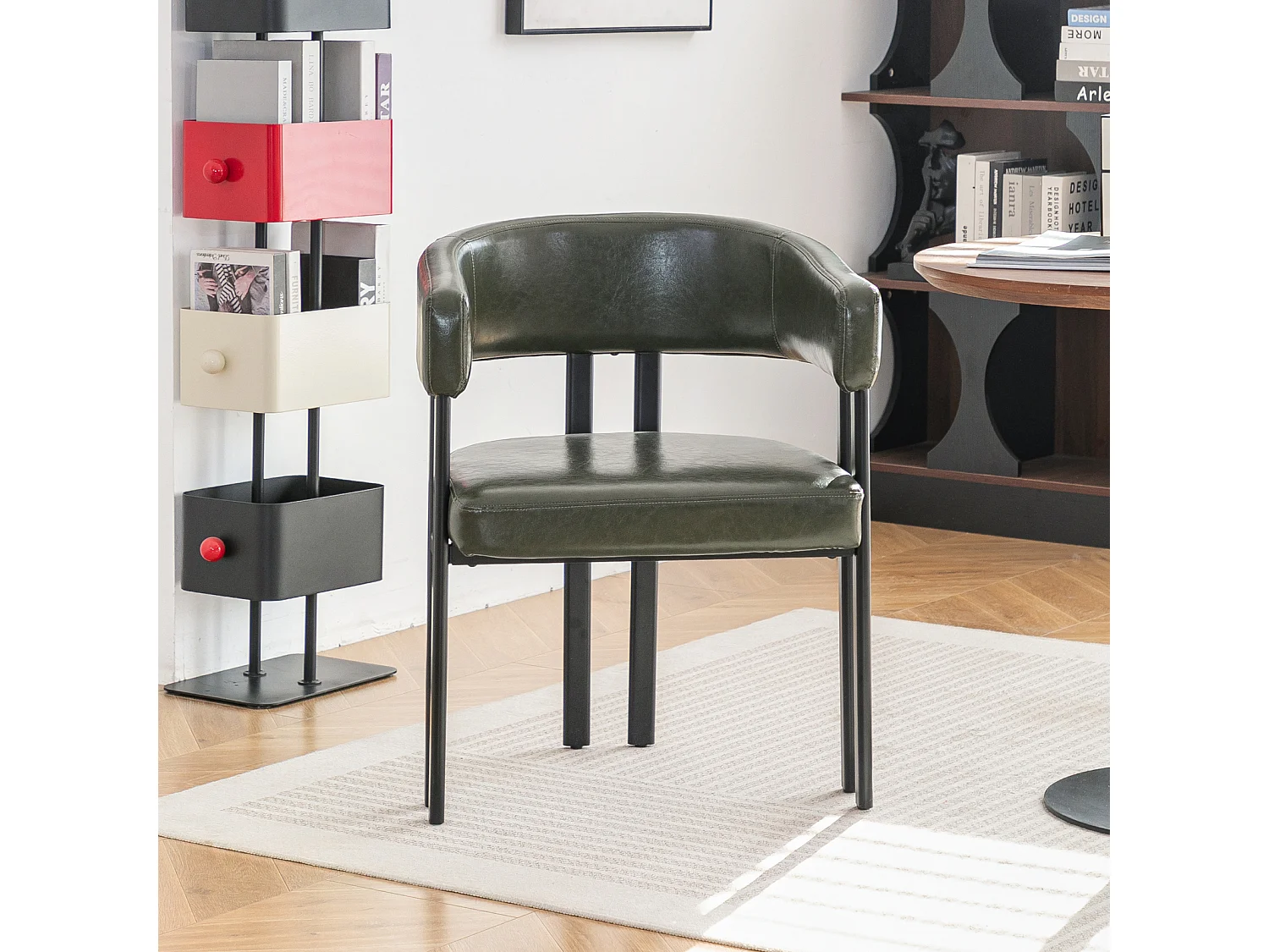 Fauteuil design vert en similicuir, dossier courbé, pieds métal, avec accoudoirs, bureau/salon
