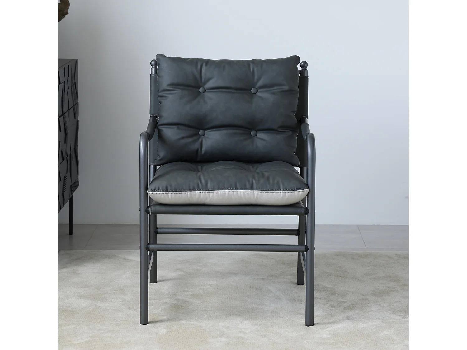 Sillón moderno de poliuretano negro con estructura metálica
