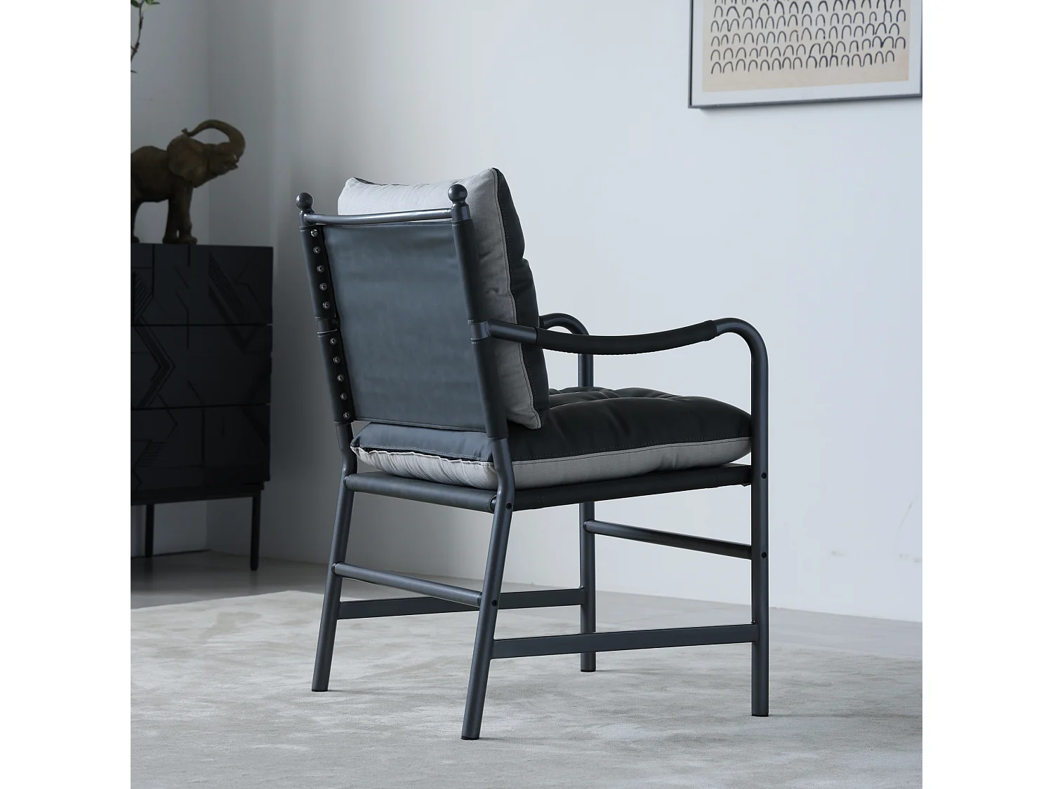 Sillón moderno de poliuretano negro con estructura metálica