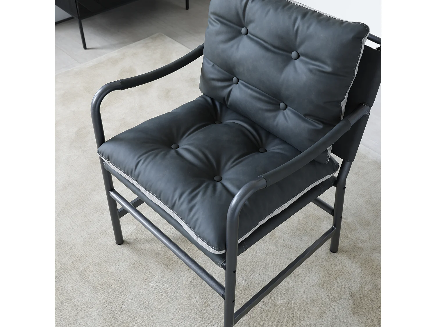 Sillón moderno de poliuretano negro con estructura metálica