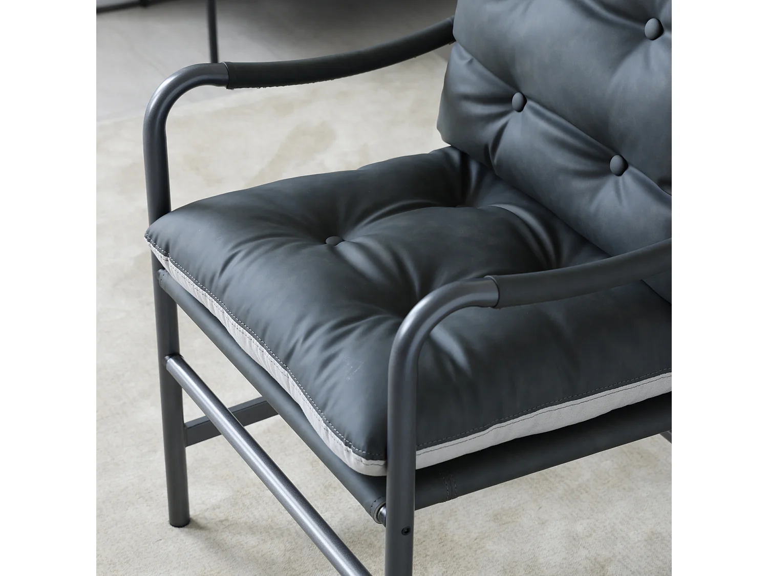 Sillón moderno de poliuretano negro con estructura metálica