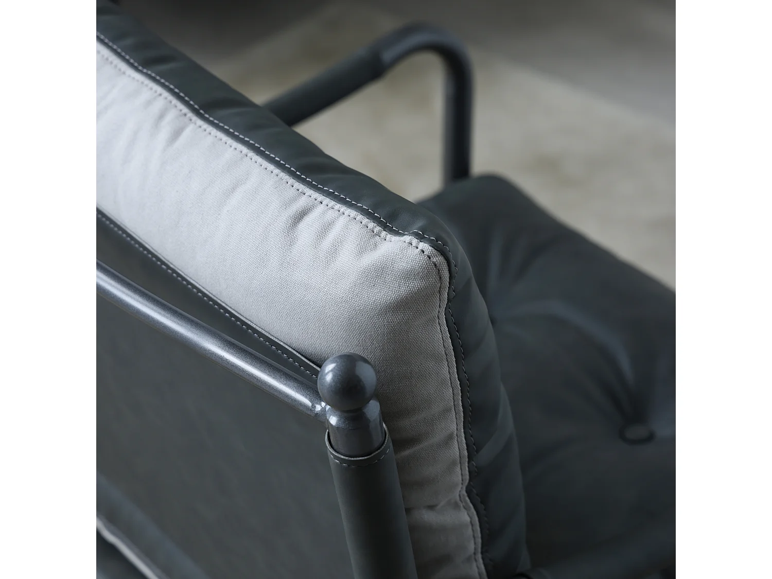 Sillón moderno de poliuretano negro con estructura metálica