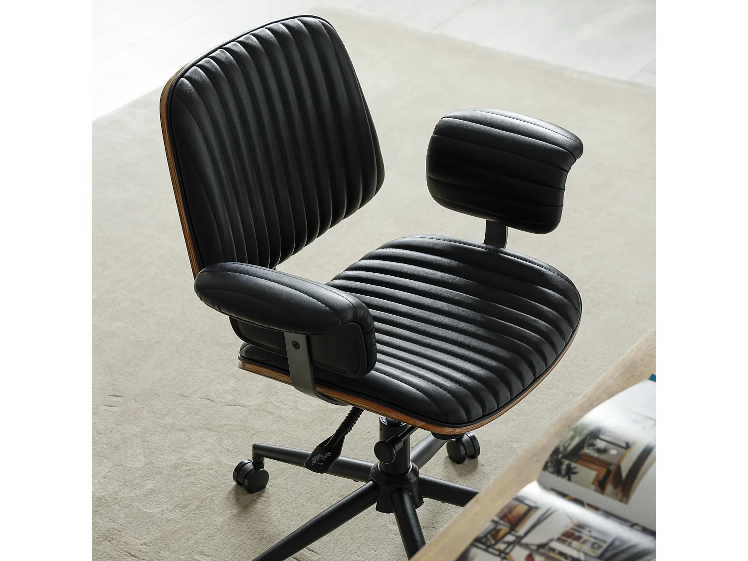 Silla de oficina giratoria de piel sintética con ruedas y altura regulable - Negra