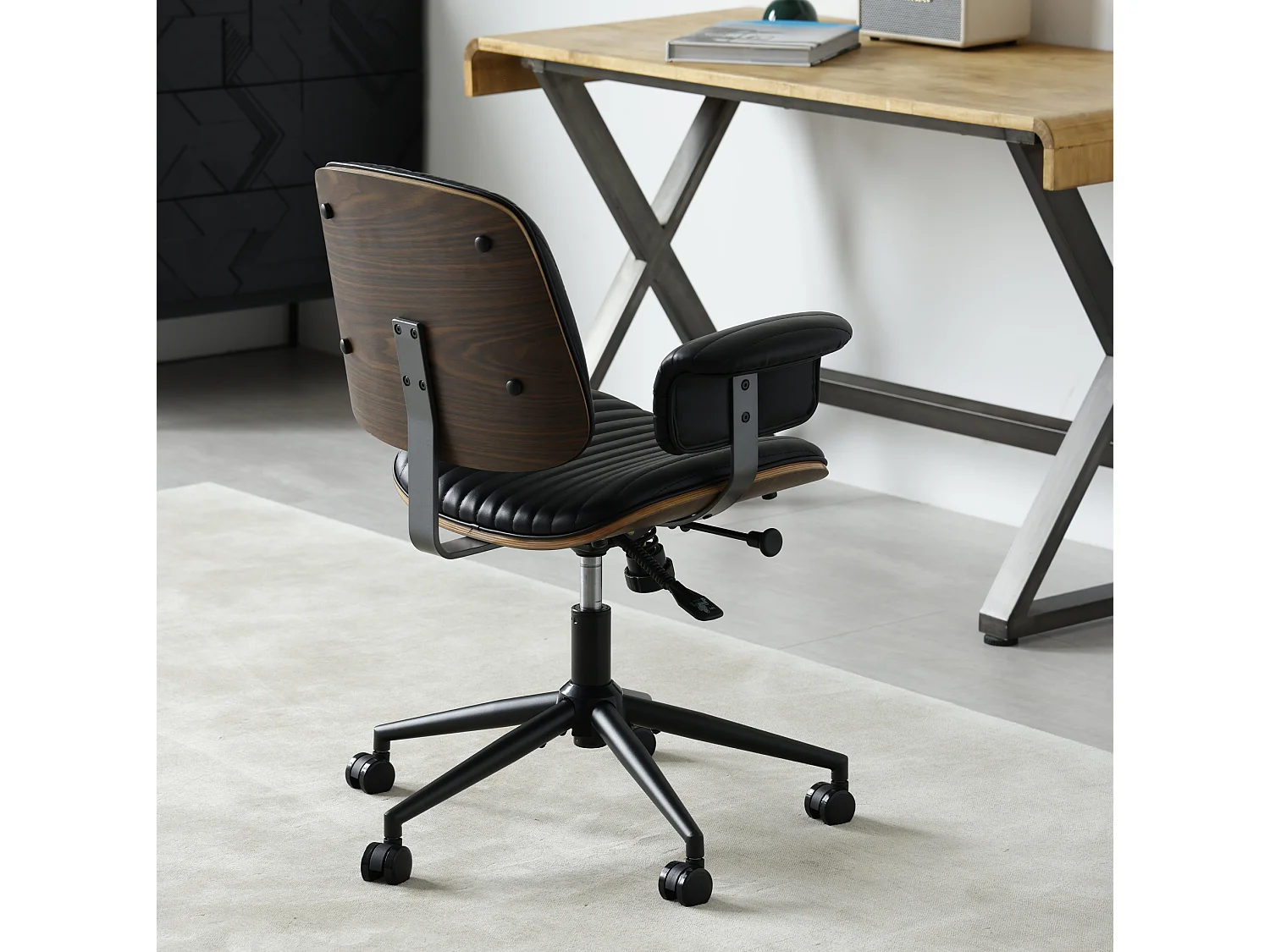 Silla de oficina giratoria de piel sintética con ruedas y altura regulable - Negra