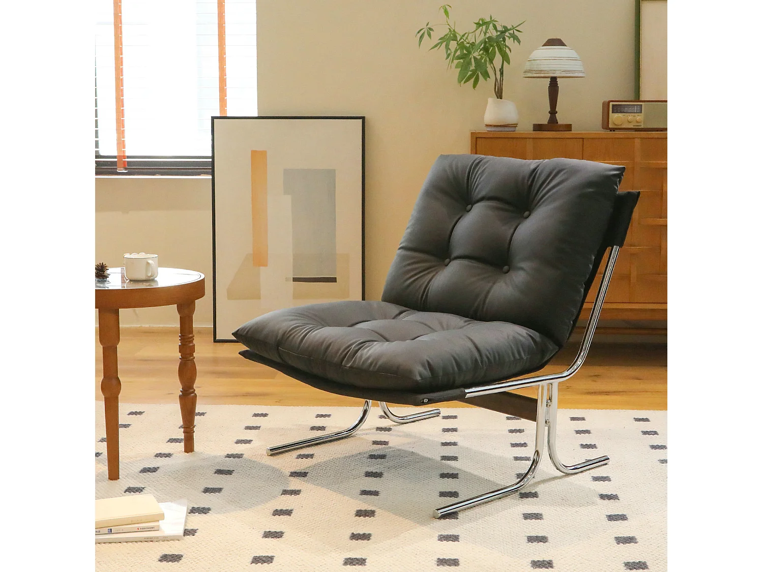 Fauteuil relax noir en similicuir, style Barcelone, pieds chromés, assise rembourrée, salon