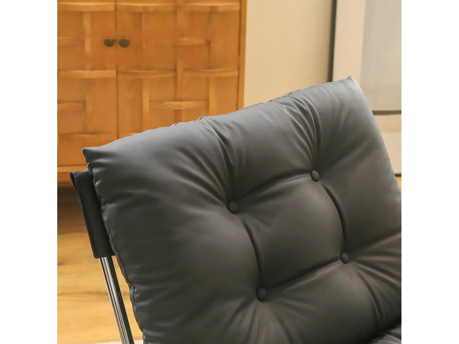 Fauteuil relax noir en similicuir, style Barcelone, pieds chromés, assise rembourrée, salon