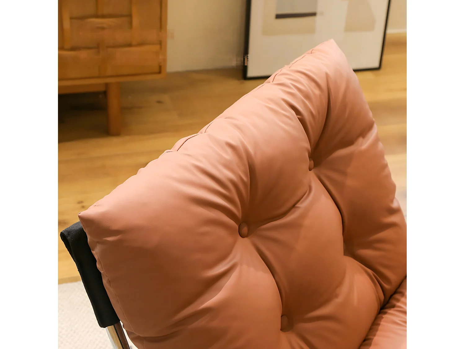 Fauteuil relax marron en similicuir, style Barcelone, pieds chromés, assise rembourrée, salon