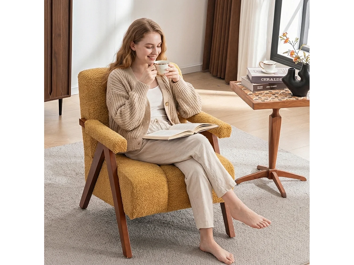 Fauteuil jaune en tissu bouclé avec structure en bois, pour salon ou chambre