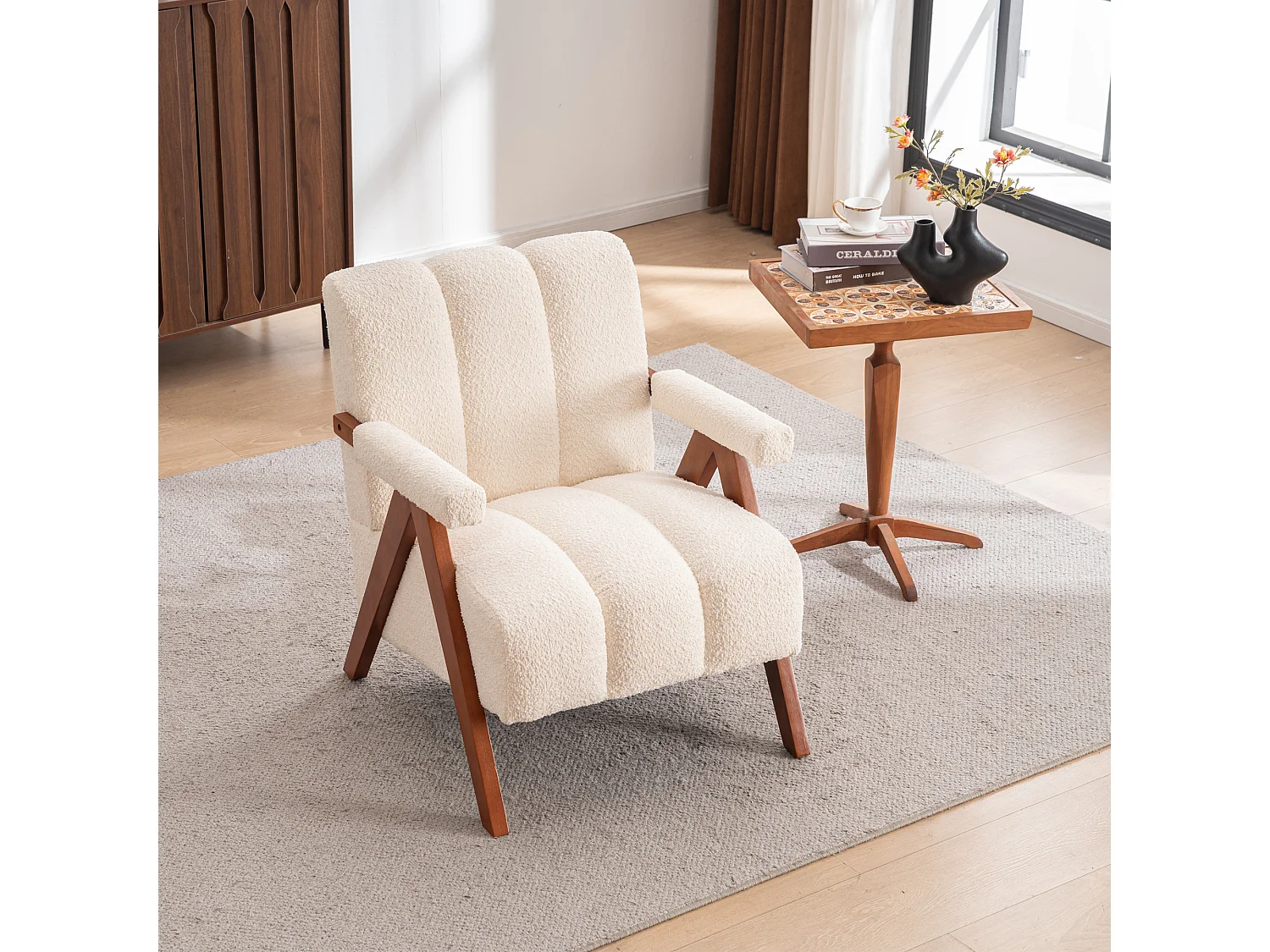 Fauteuil en tissu bouclé beige, dossier nervuré, pieds bois, design scandinave, salon