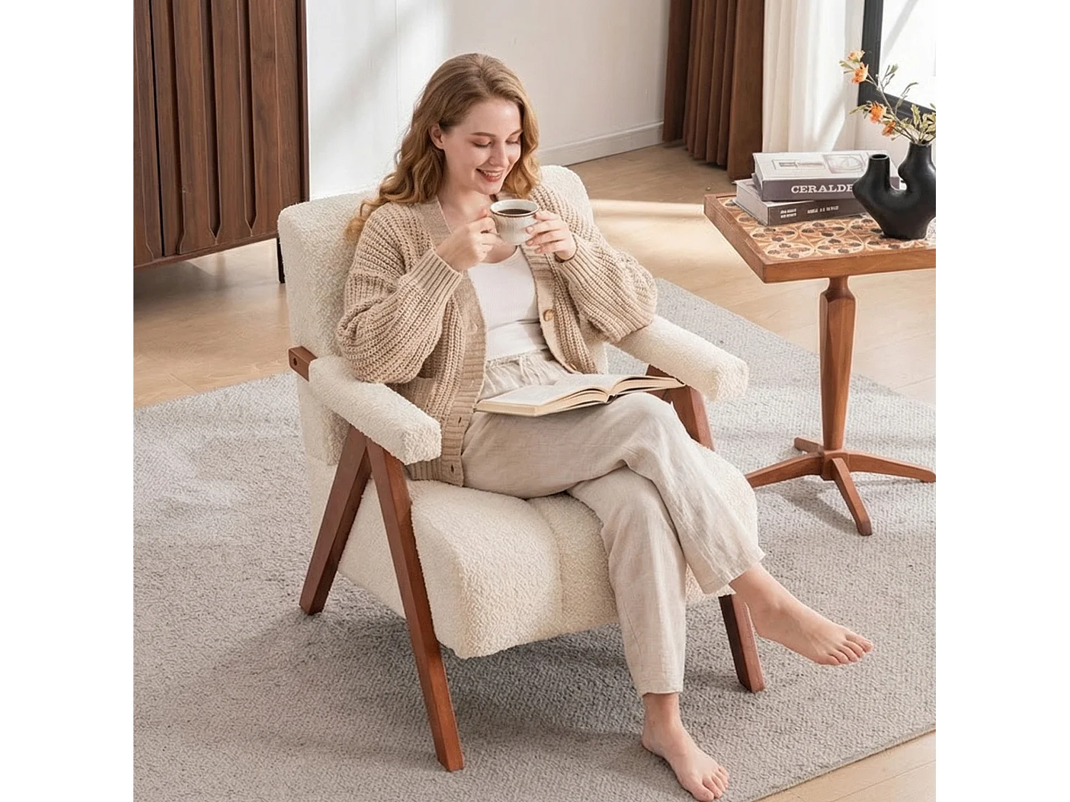 Fauteuil en tissu bouclé beige, dossier nervuré, pieds bois, design scandinave, salon