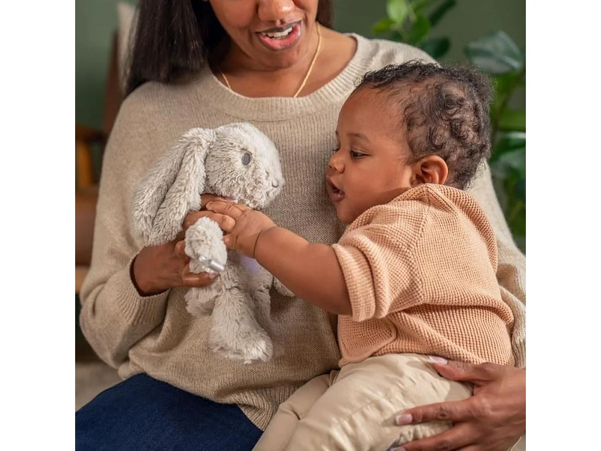 INGENUITY Sylvie – Veilleuse peluche musicale lapin avec détection des pleurs