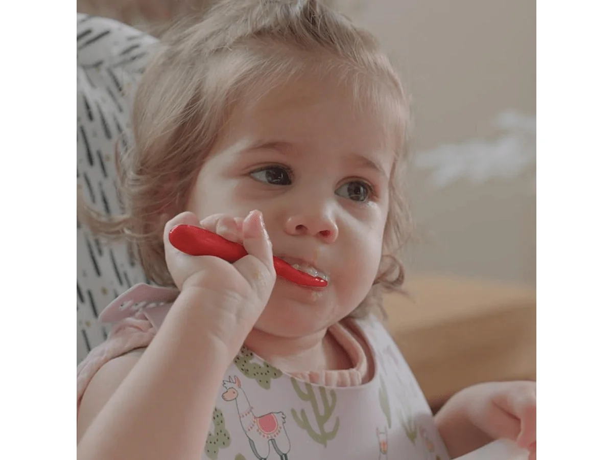 NUBY – Lot de 3 cuillères silicone pour bébé, prise ergonomique, dès 6 mois (Bleu/Rouge/Vert)