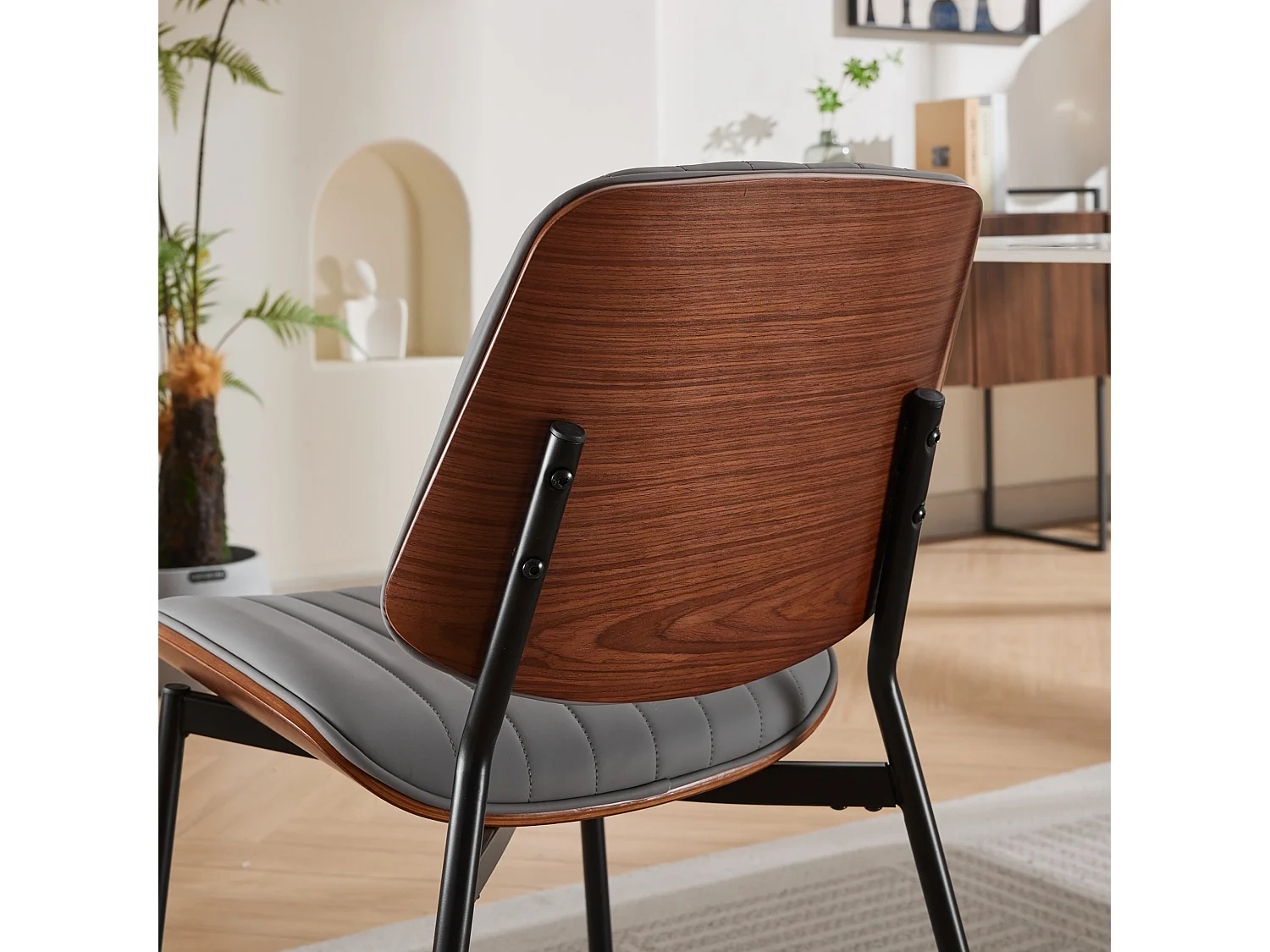 Ensemble de 2 Chaises de Salle à Manger en Bois Courbé de Style Mid Century avec Revêtement en Similicuir et Pieds en Métal Noir