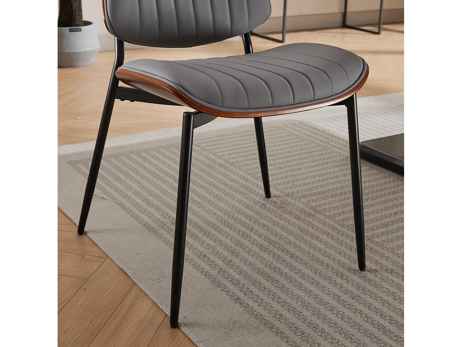 Ensemble de 2 Chaises de Salle à Manger en Bois Courbé de Style Mid Century avec Revêtement en Similicuir et Pieds en Métal Noir