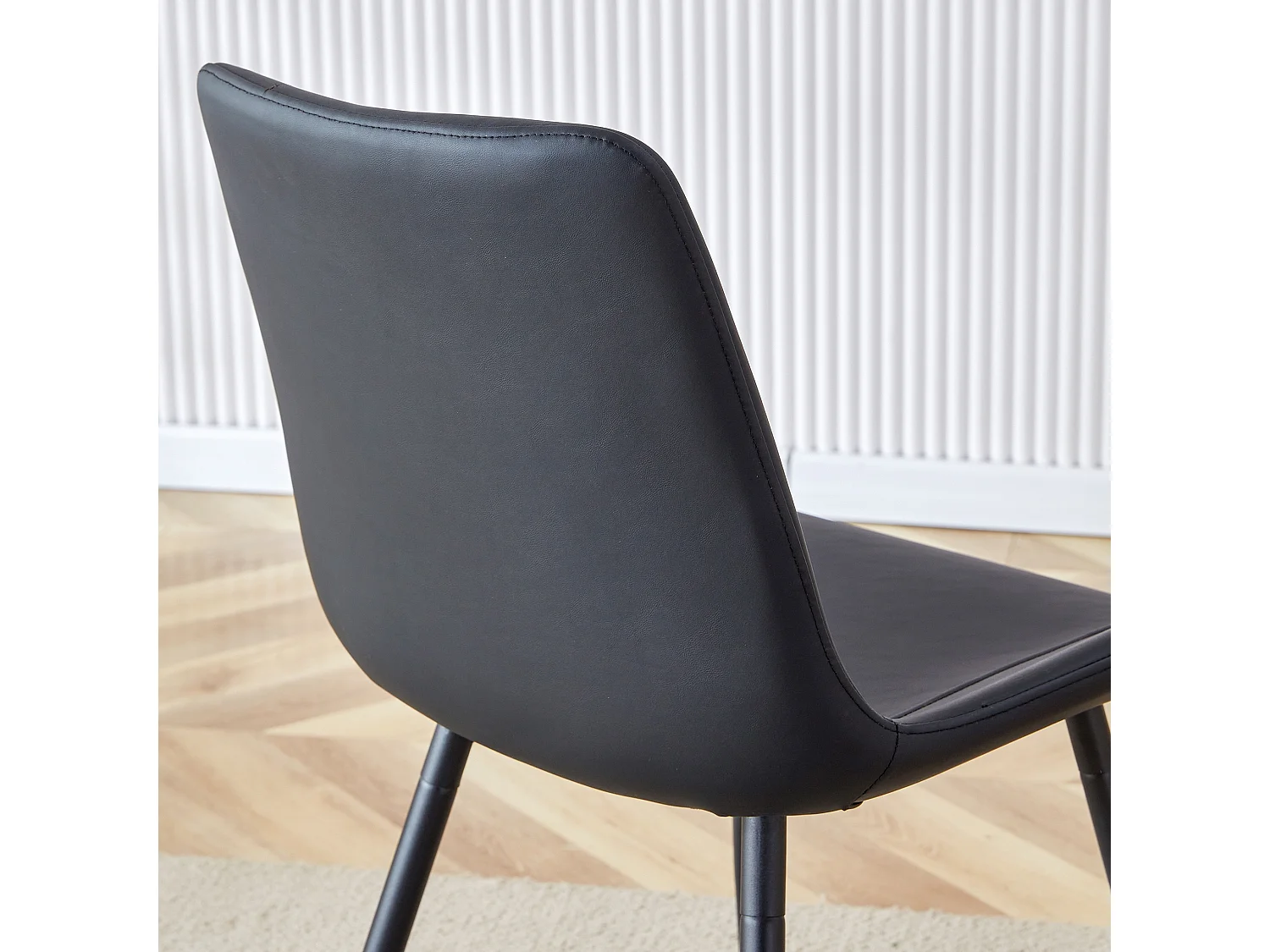 Set van 4 Armloze Eetkamerstoelen met Breed Gewatteerd Zitvlak en Metalen Poten