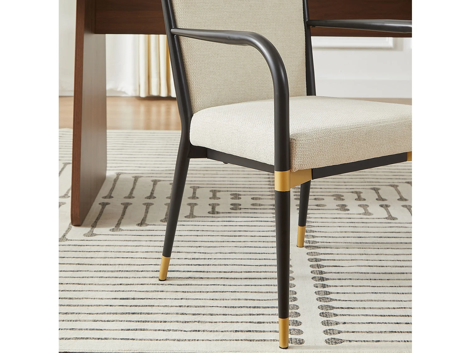 Set van 2 eetkamerstoelen met hoge rugleuning en metalen frame, beige bekleding, zwart en gouden afwerking