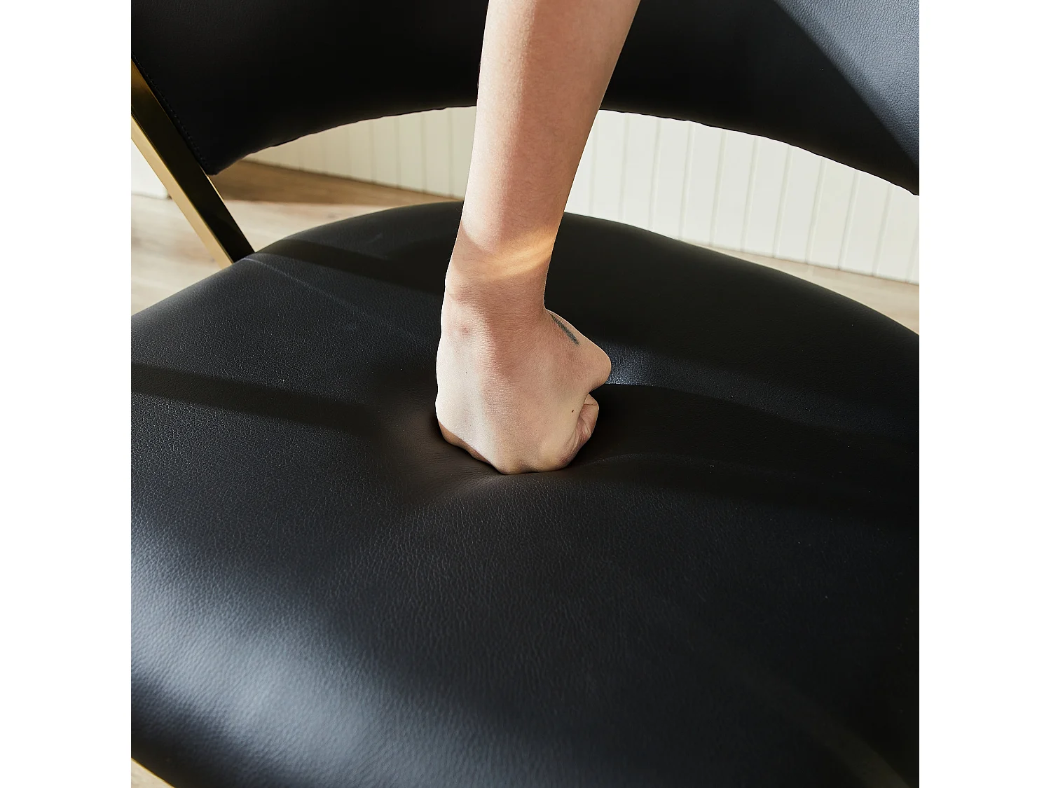 Chaises de Salle à Manger Modernes Noires et Dorées 2 Pièces avec Accoudoirs Rembourrés et Structure Métallique