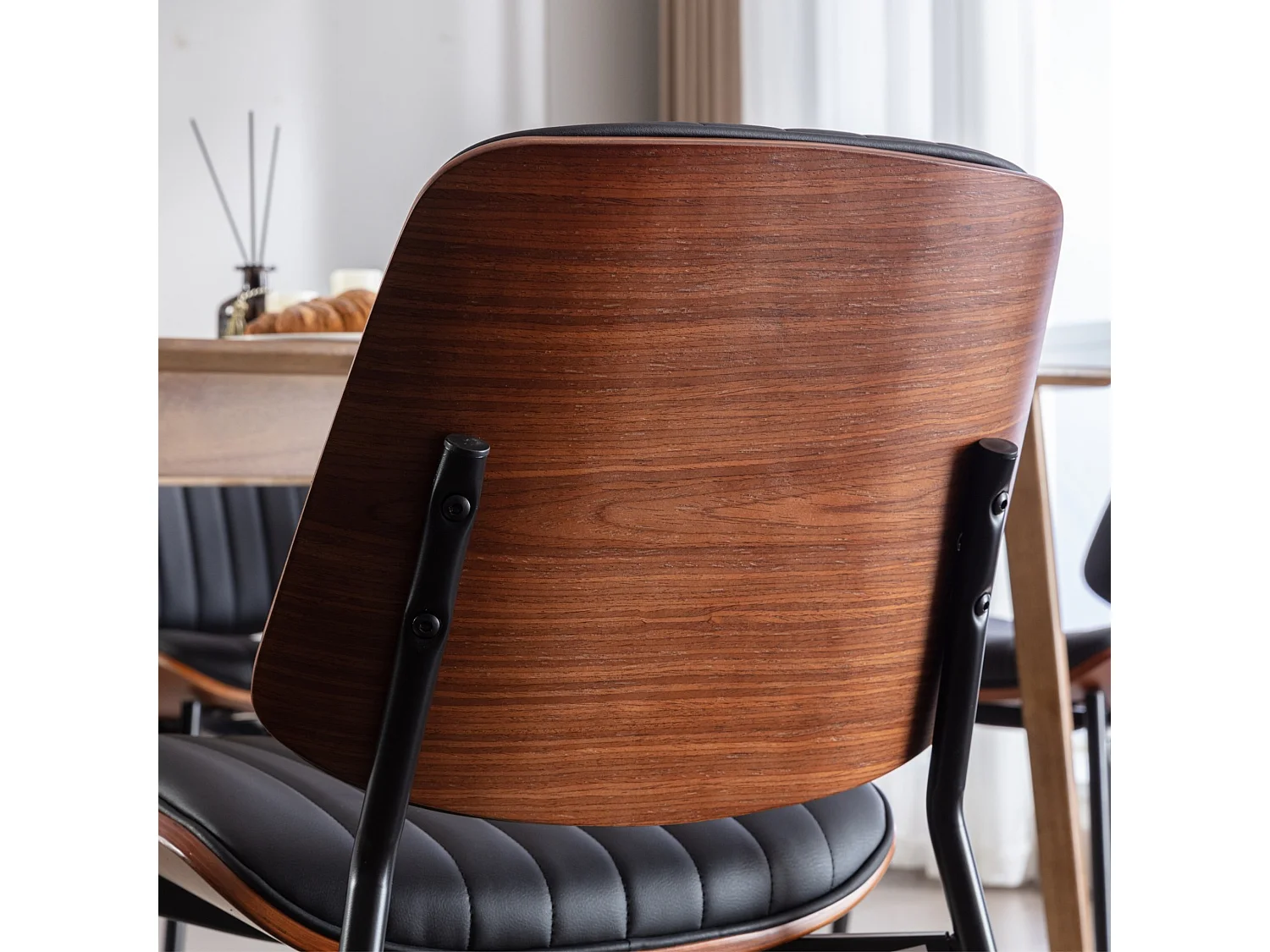 Chaises de Salle à Manger Cintrées Mid Century Ensemble de 2 avec Revêtement en Similicuir et Pieds en Métal Noir