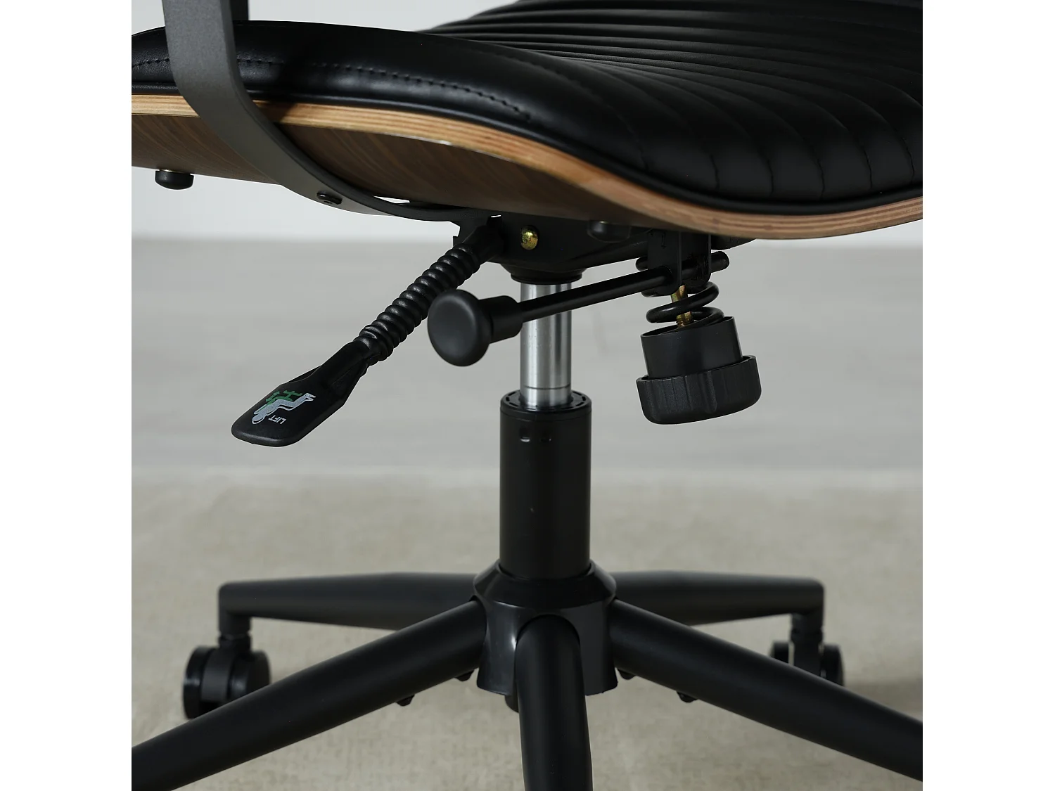 Vintage industriële stijl PU leren bureaustoel met gevoerde armleuningen en zelfinstellende kantelfunctie