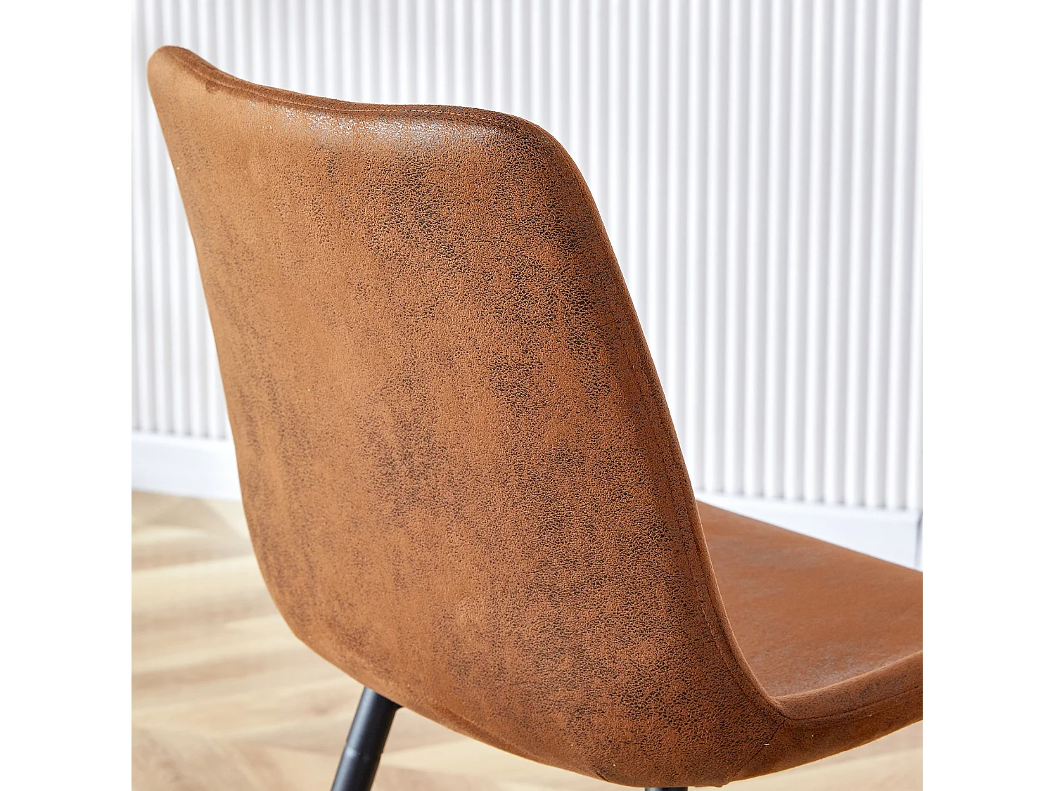 Set van 4 armloze eetkamerstoelen met breed gevoerd zitvlak en metalen poten
