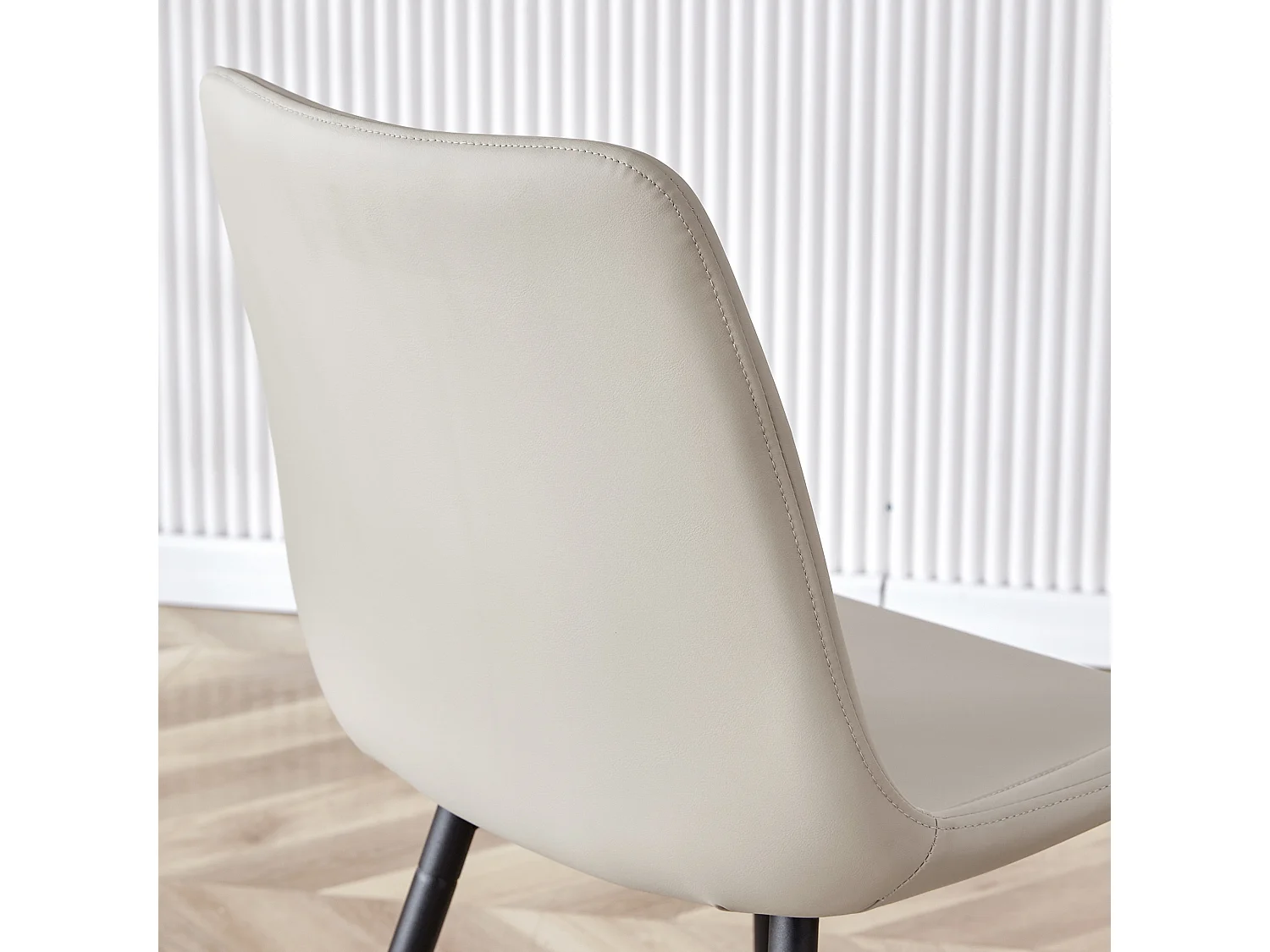 Set van 4 armloze eetkamerstoelen met breed zitvlak, metalen poten, gewatteerde rugleuning - Diverse kleuren