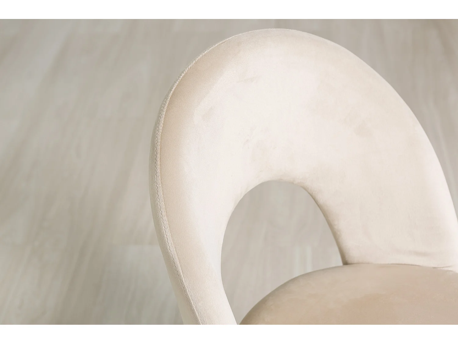 Lot de 2 chaises en velours avec dossier courbé et pieds en métal – design élégant pour cuisine et salle à manger MARGOT/Crème/Or