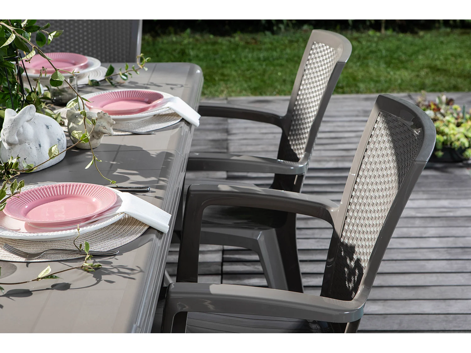 Table de jardin rectangulaire 200x95 cm en résine,pieds croisés,structure renforcée en métal et trou pour parasol - SAMUEL - Taupe