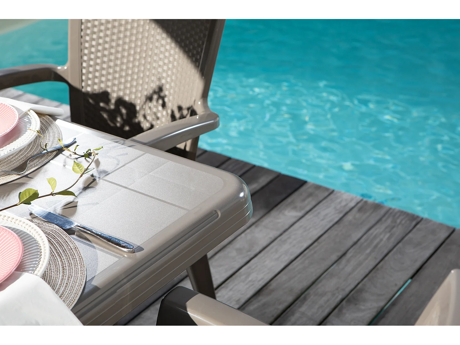 Table de jardin rectangulaire 200x95 cm en résine,pieds croisés,structure renforcée en métal et trou pour parasol - SAMUEL - Taupe