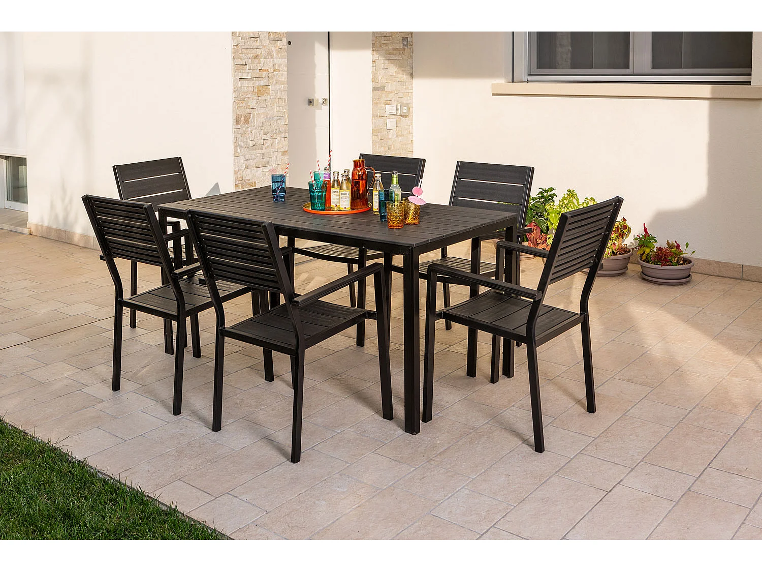 Set de 6 chaises d'extérieur, jardin, empilables avec accoudoirs, structure en acier peint et assise en polyéthylène à lames effet bois - Adele - Noir