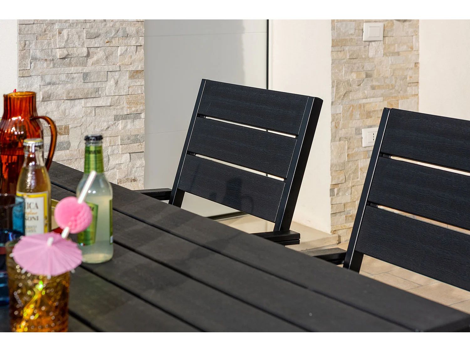 Set de 6 chaises d'extérieur, jardin, empilables avec accoudoirs, structure en acier peint et assise en polyéthylène à lames effet bois - Adele - Noir