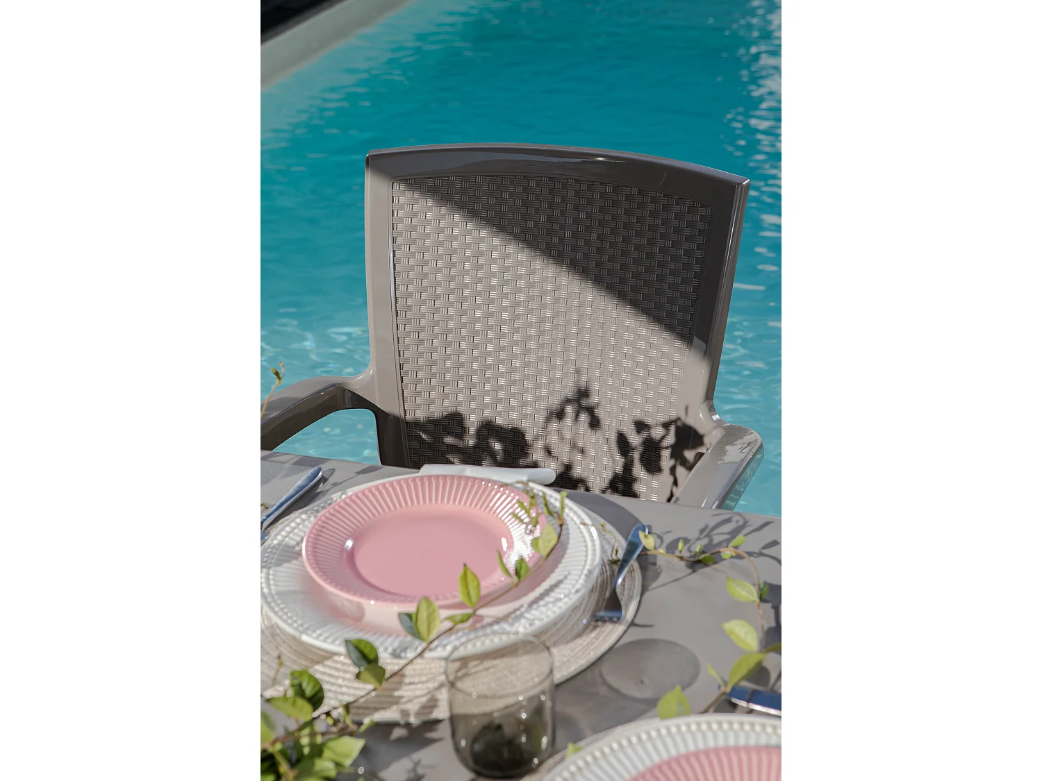 Lot repas de jardin, table rectangulaire en résine Samuel, 6 chaises en résine monobloc empilables effet rotin Diana - Taupe/Taupe